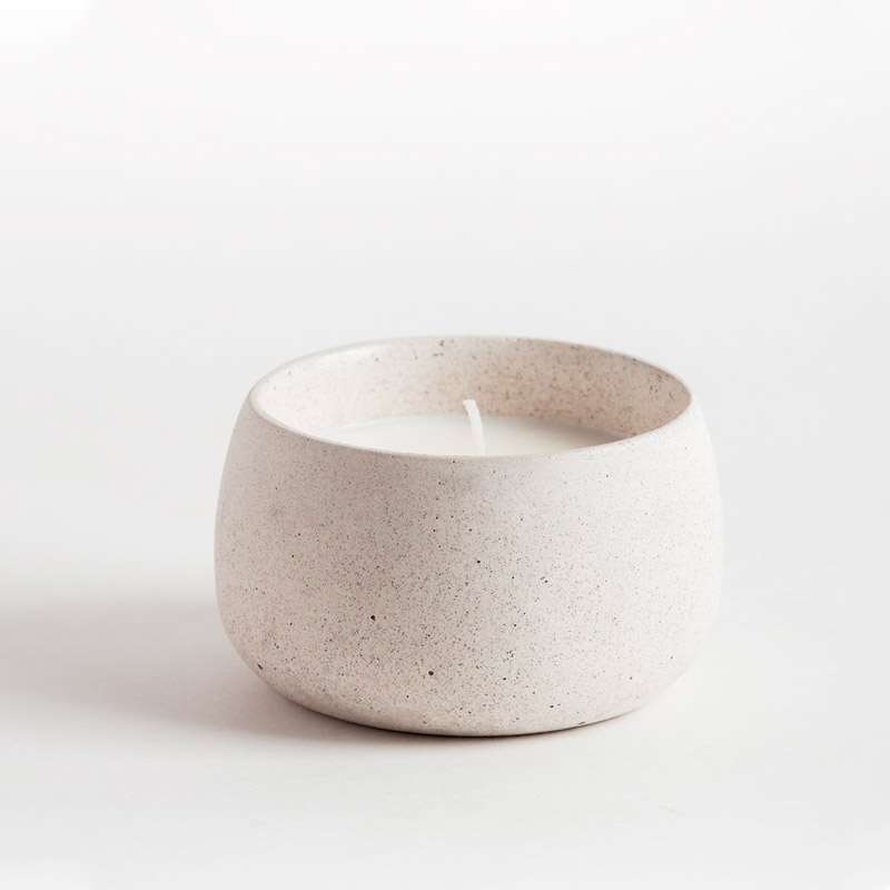 vela aromatica en pieza de concreto Kaori terrazo